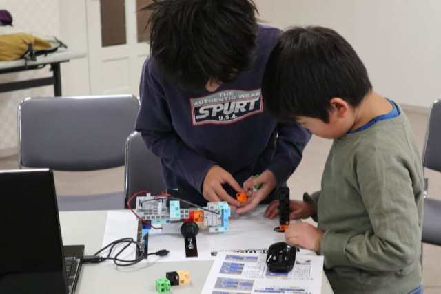 ロボットを作る二人の子供