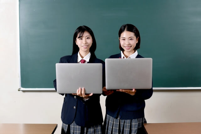 パソコンを持った二人の女子生徒